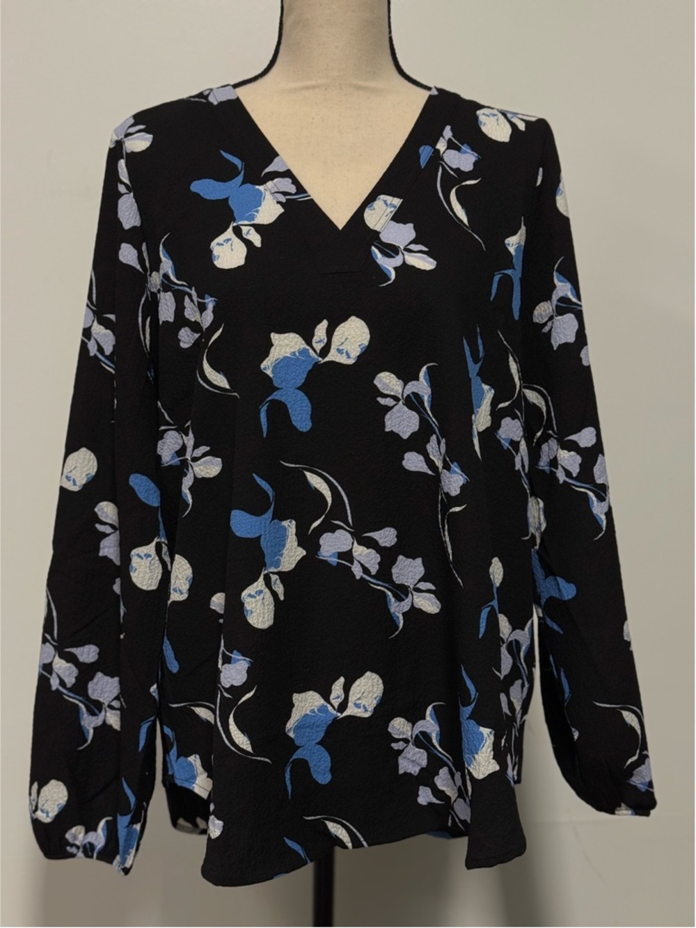 Nine West V-Neck Blouse Floral Black & White Size L